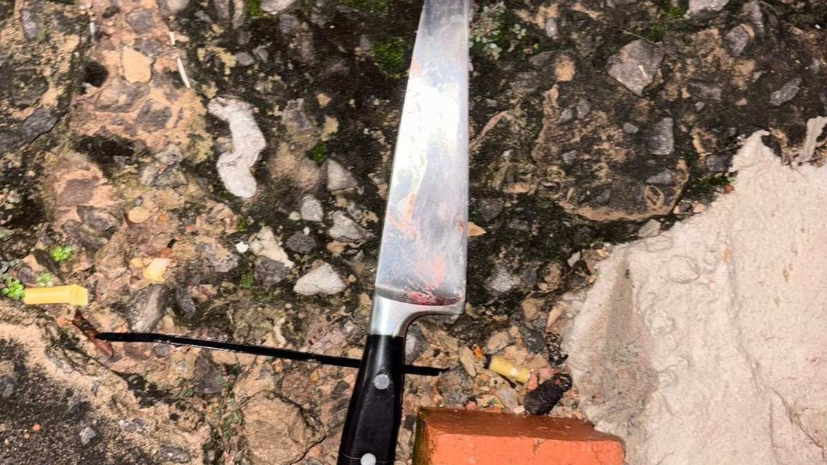 Faca utilizada no crime ocorrido na madrugada desta sexta-feira