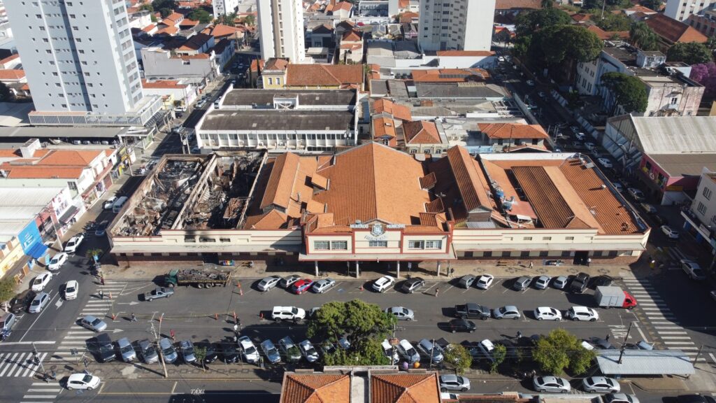 Parte do pr&eacute;dio ficou destru&iacute;da com o inc&ecirc;ndio