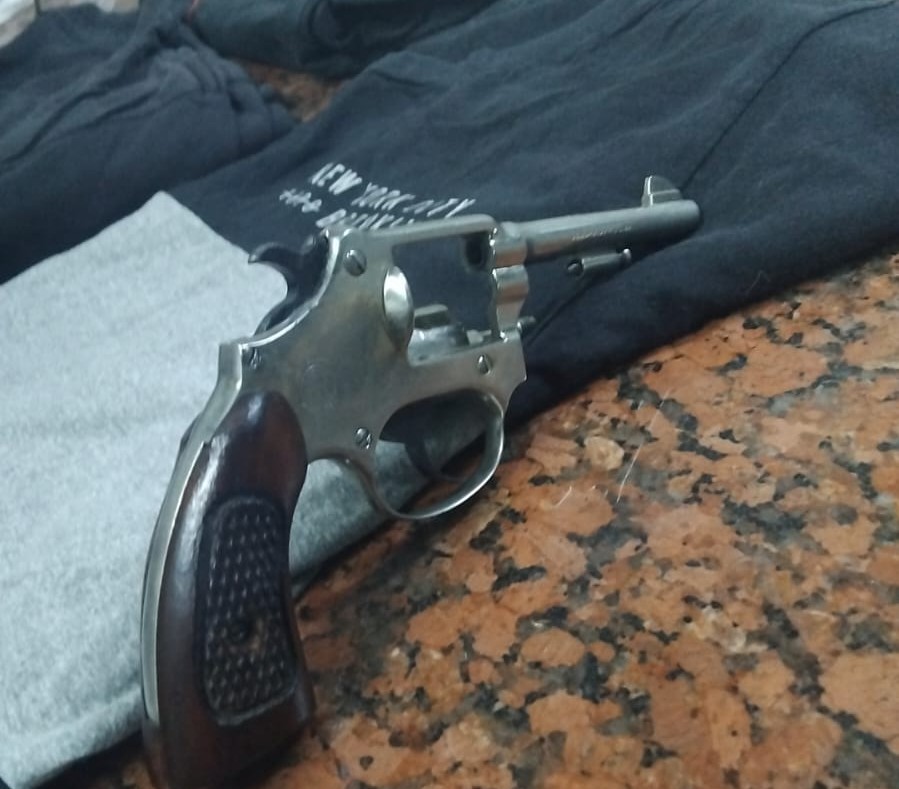 Arma apreendida com o suspeito