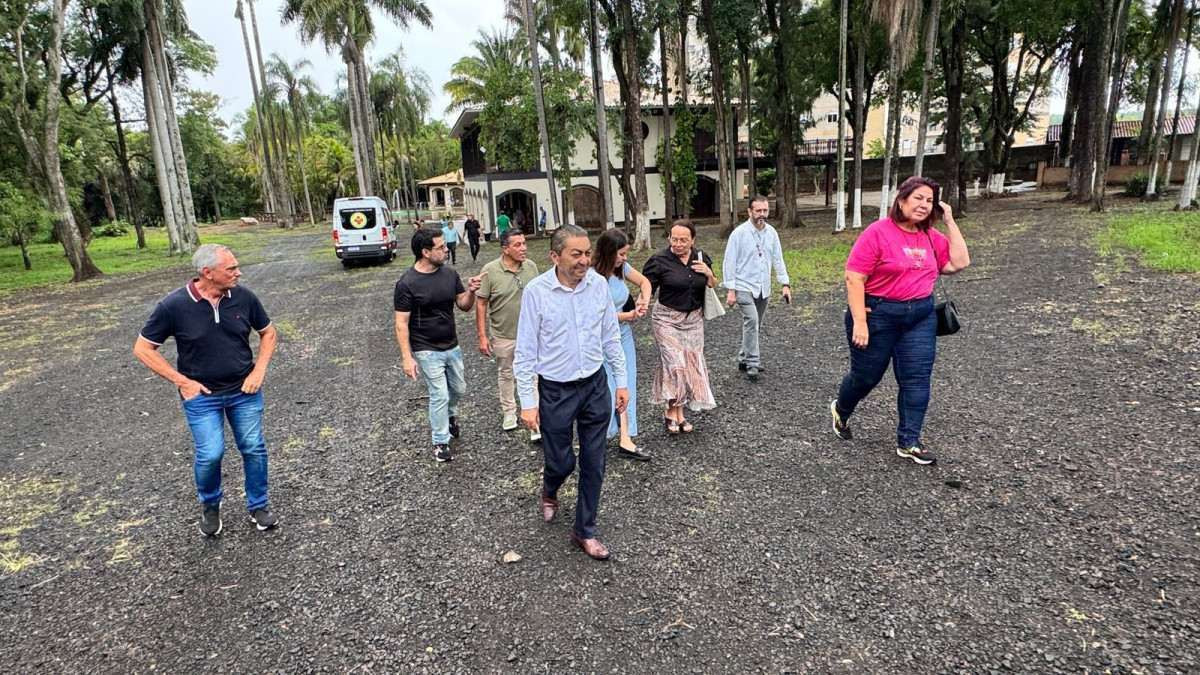 Edvaldo Brito, &agrave; frente, mostra projeto Supera&ccedil;&atilde;o a entidades assistenciais
