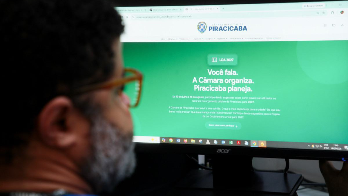 O ouvidor da C&acirc;mara, Renato Rafael, com a p&aacute;gina do site para a popula&ccedil;&atilde;o fazer sugest&otilde;es