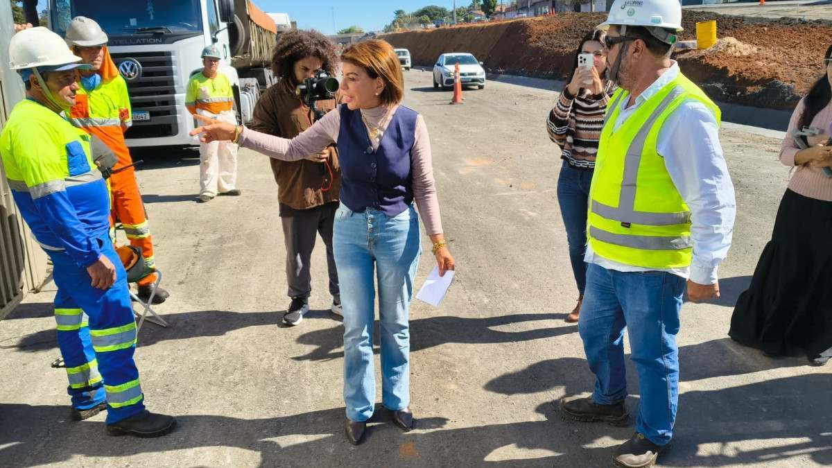 Professora Bebel visita obras na SP-304