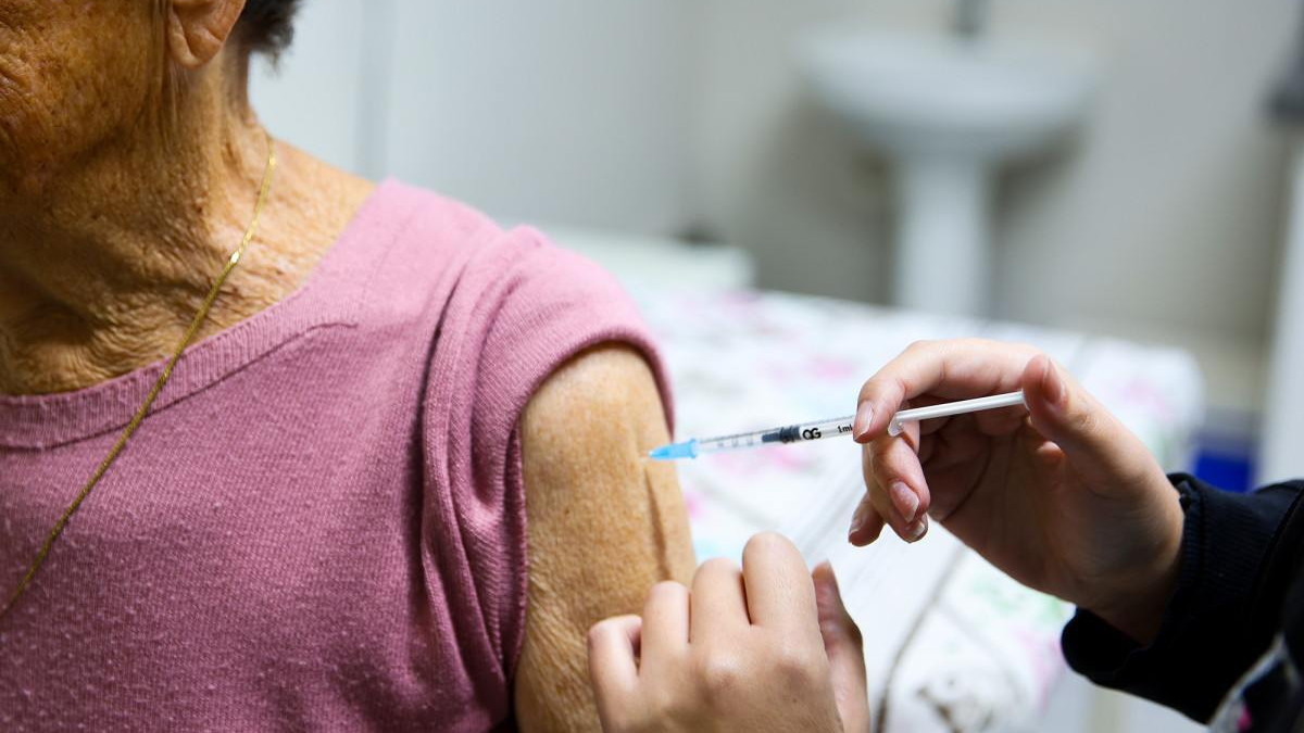 Vacina&ccedil;&atilde;o est&aacute; dispon&iacute;vel nas unidades de sa&uacute;de