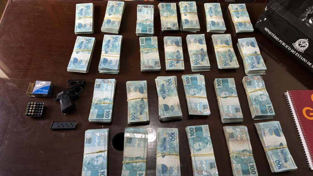 Dinheiro apreendido em uma das buscas realizadas pelas equipes do GAECO e BAEP