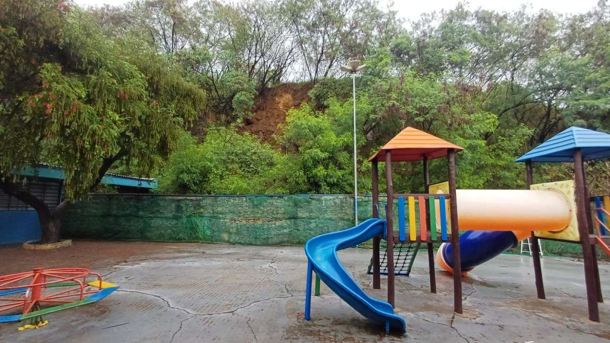 Comunidade escolar teme deslizamento de pedras em barranco nos fundos da escola