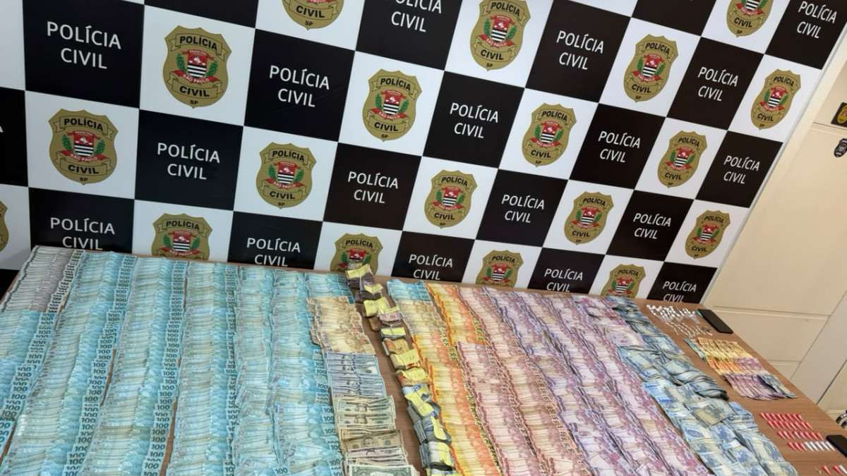 Mais de R$ 68 mil foram apreendidos com a mulher