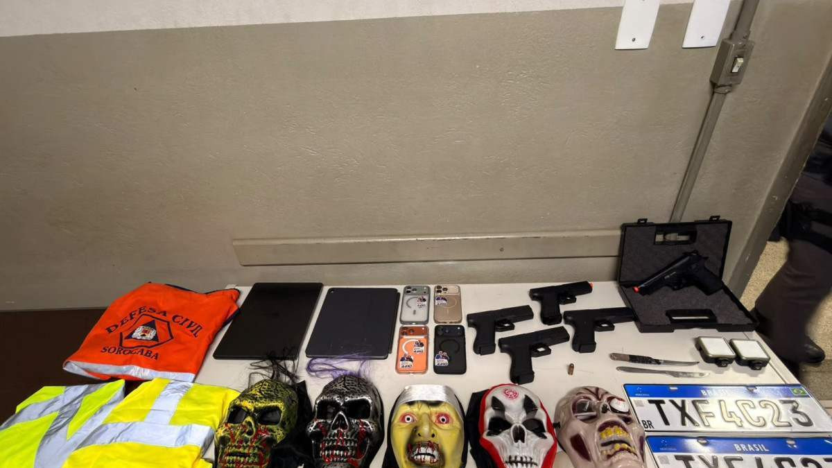 Objetos apreendidos com os indiv&iacute;duos