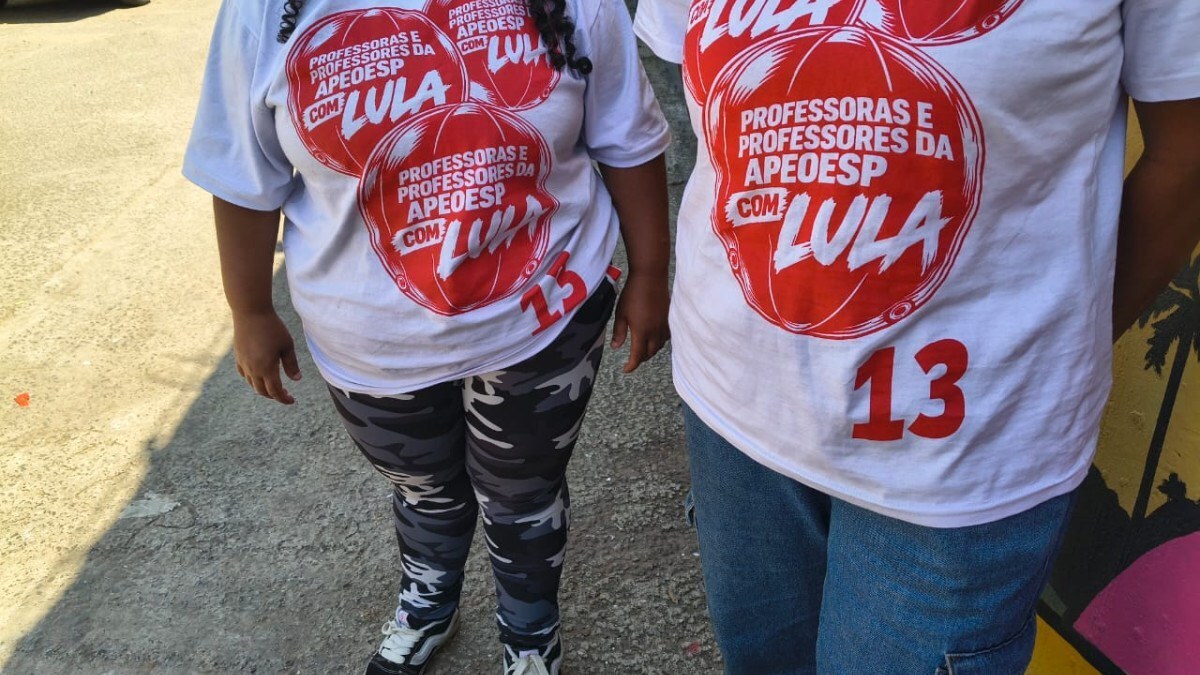 Militantes do PT foram obrigadas a retirar a camiseta; pouco depois, tr&ecirc;s jovens foram levados para a delegacia por suspeita de tr&aacute;fico vestidos com camisetas iguais