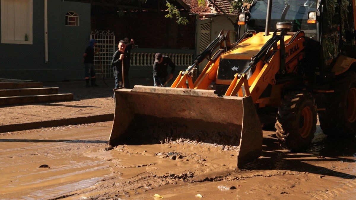 For&ccedil;a-tarefa atua para limpar  &aacute;reas atingindas pelo transbordamento do Rio Piracicaba